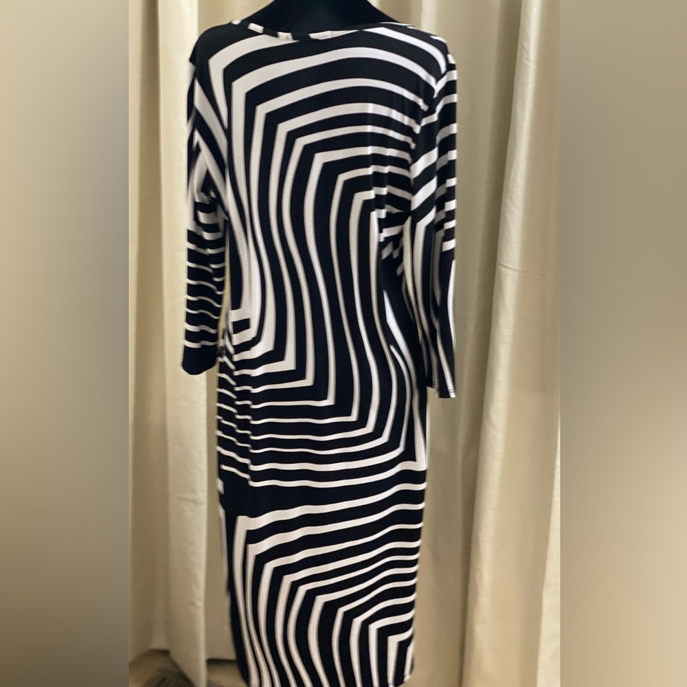 Fashion to Figure Black and White Geometric V‑Neck Midi Dress - Picture 5 of 7